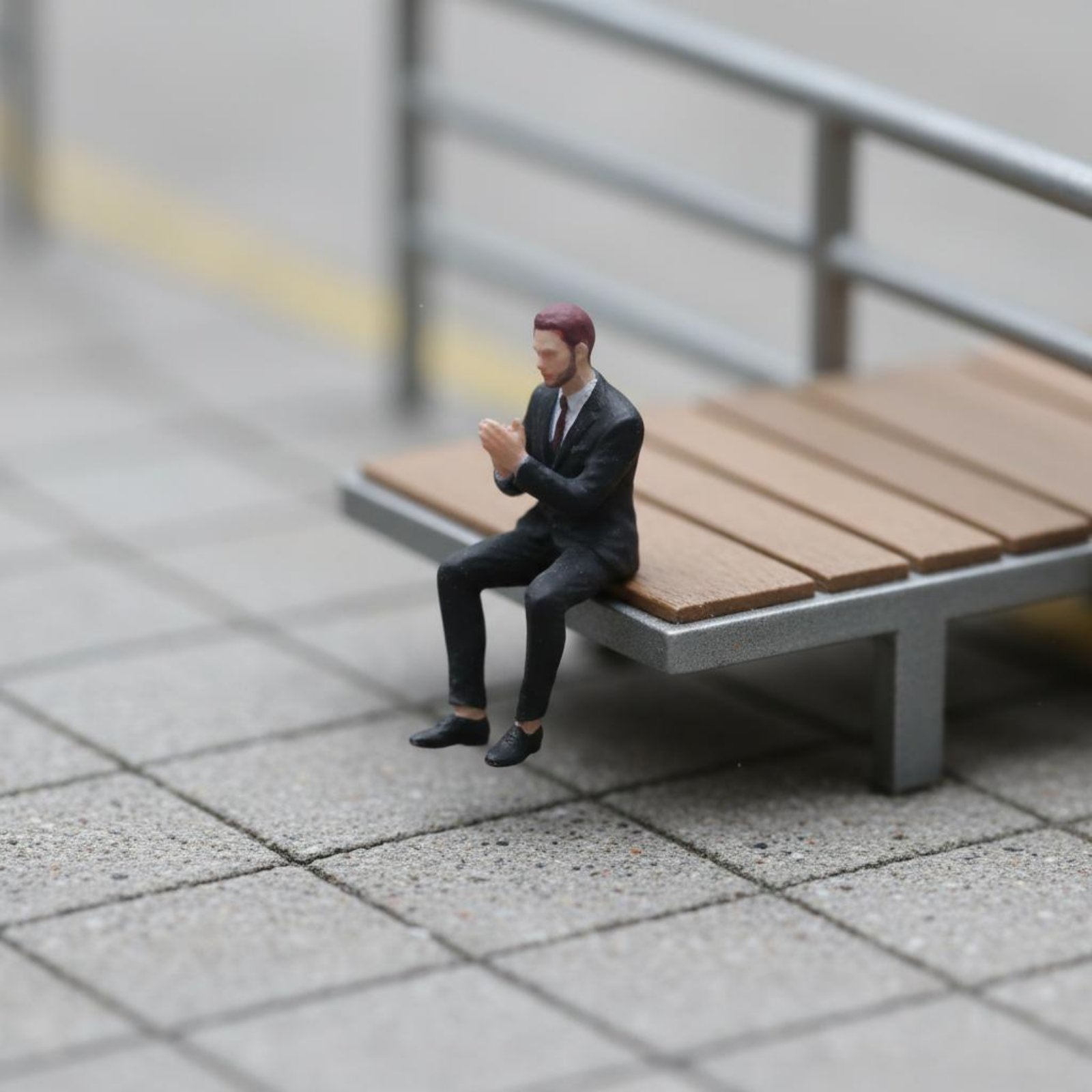 1:64 Scale Sitting Man Figure  - Men'S Accessories With Suits reseña y precio