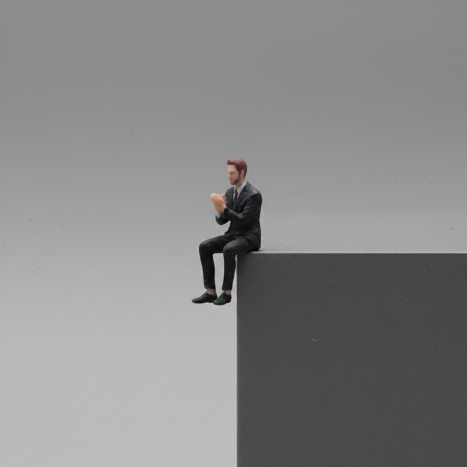 1:64 Scale Sitting Man Figure  - Men'S Accessories With Suits reseña y precio